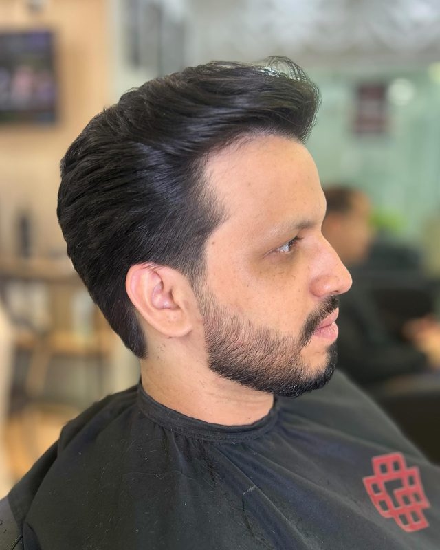 Corte com topete e barba desenhada