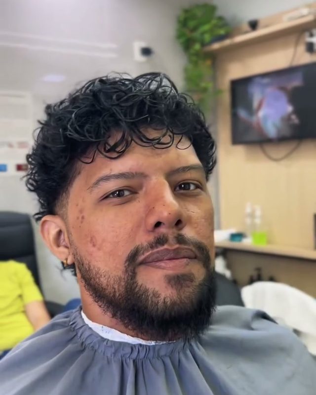Cabelo cacheado com corte degradê