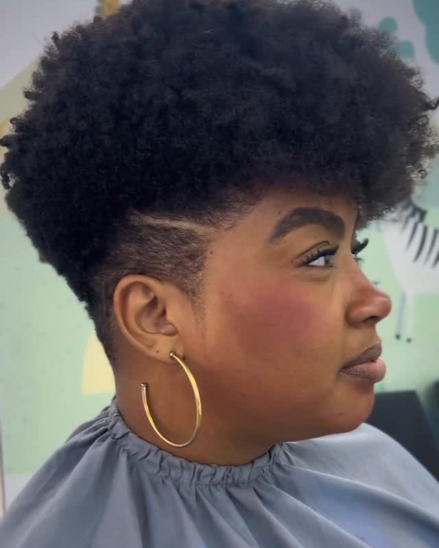 Cliente com corte afro e desenho lateral
