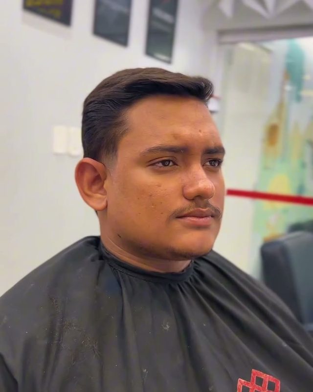 Cliente com a capa da Adega depois do corte