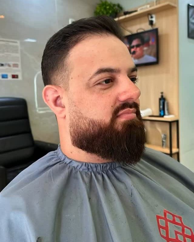 Barba cheia alinhada