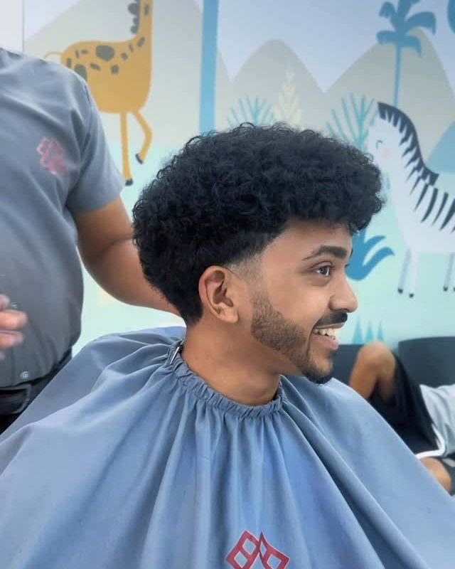 Criança cortando o cabelo no espaço kids