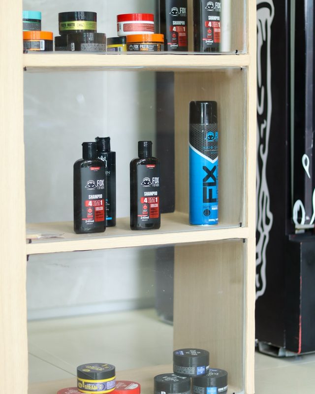 Prateleira com produtos para cabelo e barba